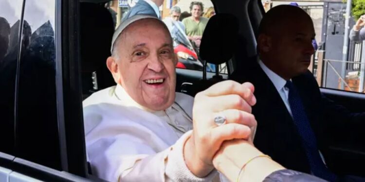 “Jam ende gjallë”– Papa Françesku lirohet nga spitali