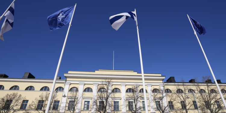 Flamujt e NATO-s ngrihen në Helsinki, teksa Finlanda i bashkohet sot aleancës
