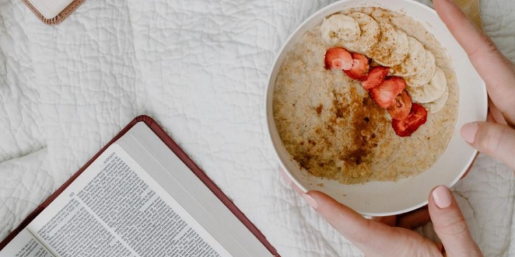 Çfarë duhet të hani në mëngjes për të shmangur fryrjet gjatë ditës