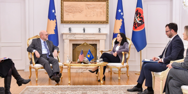 Zhvillimet e fundit në dialog me Serbinë, temë diskutimi mes Osmanit dhe Hovenierit