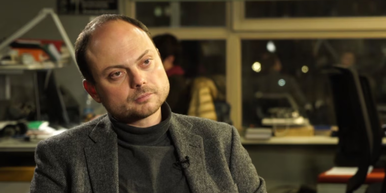 Prokurorët rusë kërkojnë 25 vjet dënim për kritikun e Kremlinit