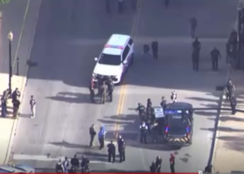 Një person i armatosur vret pesë persona në një bankë në SHBA