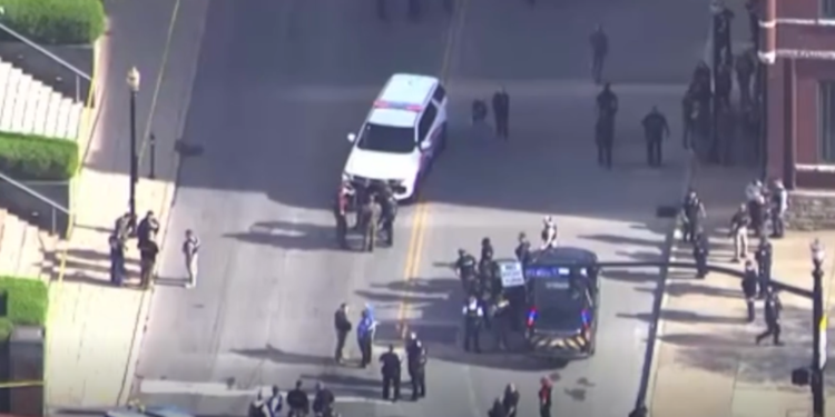 Një person i armatosur vret pesë persona në një bankë në SHBA