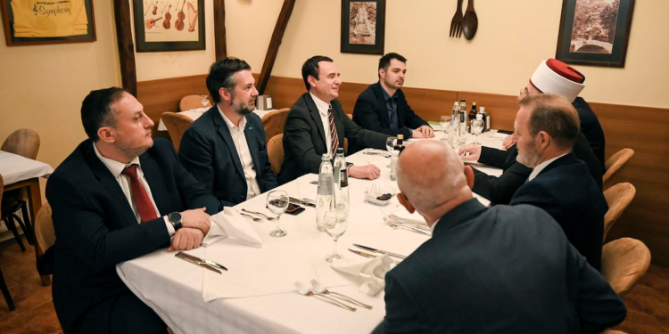 Kurti shtron iftar për myftiun Tërnava