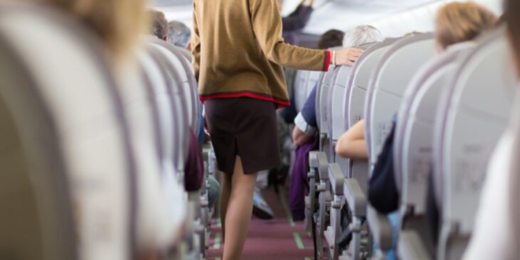 Stjuardesa tregon këpucët që nuk duhet të vishni kurrë në avion