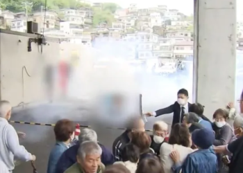 Kryeministri japonez gjuhet me bombë tymi