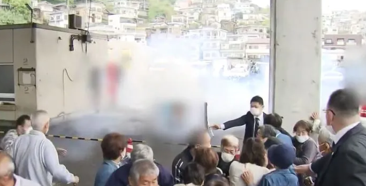 Kryeministri japonez gjuhet me bombë tymi