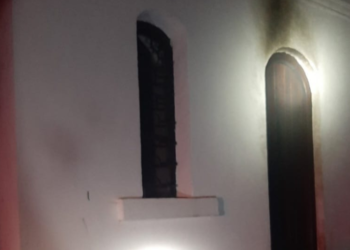 Dëmtohet dera e një kishe në Prizren