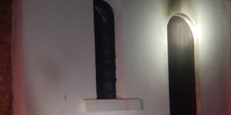 Dëmtohet dera e një kishe në Prizren