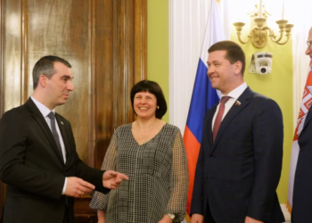 Parlamenti serb hapi dyert për deputetët e sanksionuar rusë