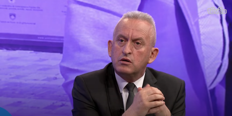 Qalaj për arrestimin e kryeshefit të KEK-ut: Ndoshta ka diçka që kryeministri “i jep zor kështu”