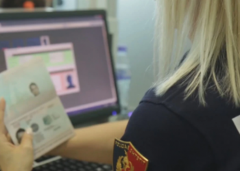 Shqipëria anulon hyrjen pa viza për turistët nga Rusia