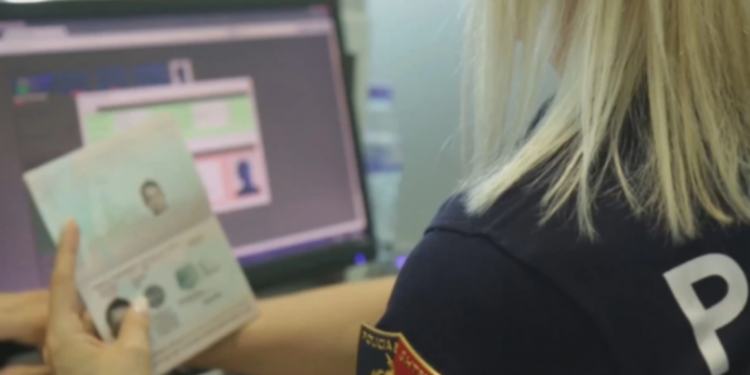 Shqipëria anulon hyrjen pa viza për turistët nga Rusia