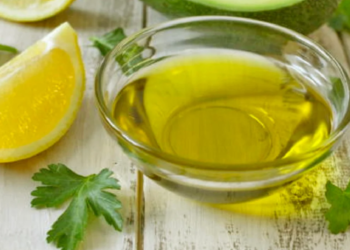 Trajtimi me lëng limoni dhe vaj ulliri për rininë e fytyrës