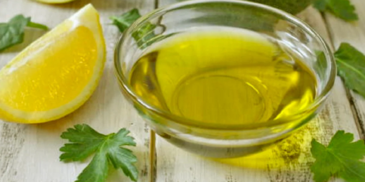 Trajtimi me lëng limoni dhe vaj ulliri për rininë e fytyrës