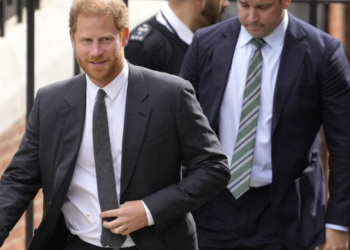 Princ Harry do të ulet 10 rreshta prapa anëtarëve të tjerë mbretërorë në kurorëzimin e babait