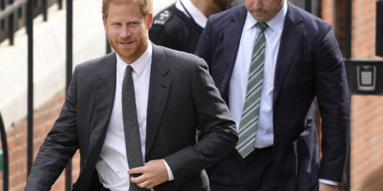 Princ Harry do të ulet 10 rreshta prapa anëtarëve të tjerë mbretërorë në kurorëzimin e babait