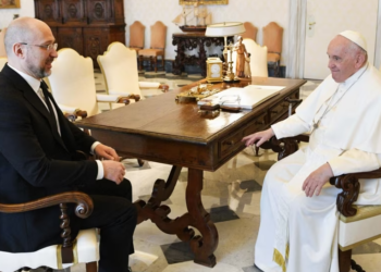 Ukraina fton Papën për vizitë, i kërkon ndihmë për fëmijët e dëbuar në Rusi