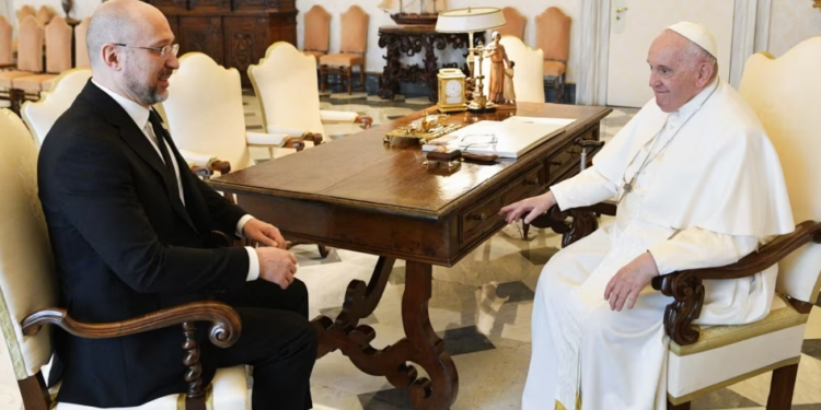 Ukraina fton Papën për vizitë, i kërkon ndihmë për fëmijët e dëbuar në Rusi