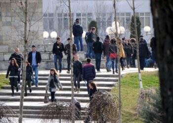 Afër 100 mijë të rinj kosovarë as në shkollë e as në punë