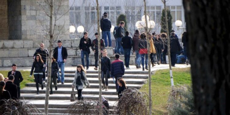 Afër 100 mijë të rinj kosovarë as në shkollë e as në punë