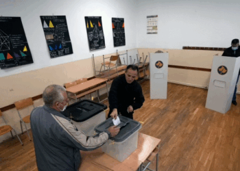 Veriu ende pa qendra të votimit