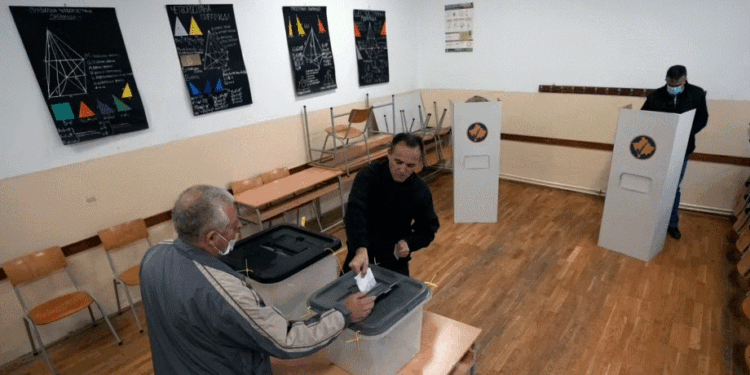 Veriu ende pa qendra të votimit