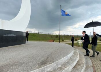 Kurti bëri homazhe në Marinë, vlerëson figurën e Ilaz Kodrës