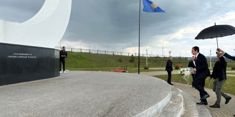 Kurti bëri homazhe në Marinë, vlerëson figurën e Ilaz Kodrës