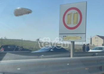 Aksident trafiku në hyrje të Prishtinës, një veturë përfundon jashtë rrugës