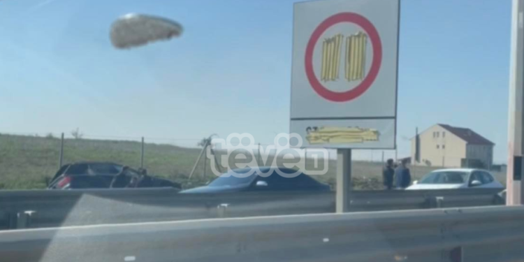 Aksident trafiku në hyrje të Prishtinës, një veturë përfundon jashtë rrugës