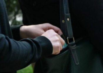 Një personit në Gjilan i vidhet çanta me para