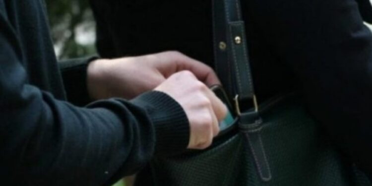 Një personit në Gjilan i vidhet çanta me para