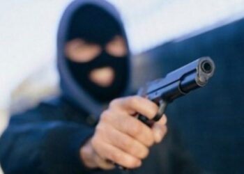 Dy persona të maskuar nën kërcënimin e armës grabisin para të gatshme