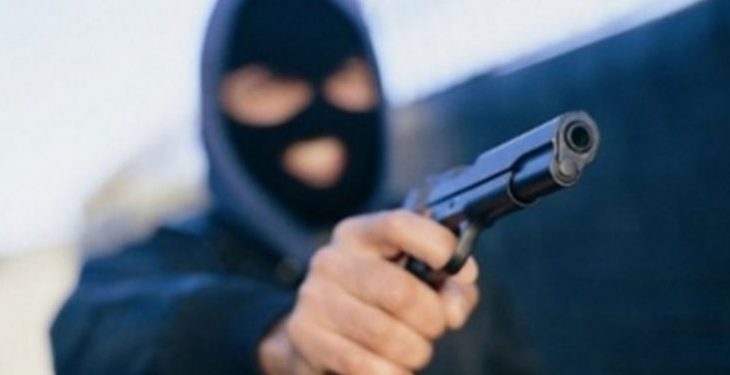 Dy persona të maskuar nën kërcënimin e armës grabisin para të gatshme