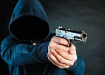 Dy persona të maskuar nën kërcënimin e armës grabisin para të gatshme