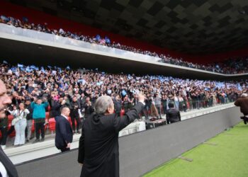 “Bashkë fitojmë” nis fushatën, Berisha pritet me ovacione në “Air Albania”