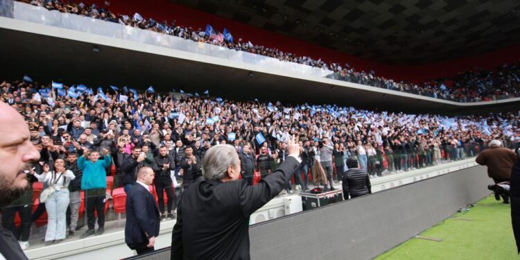 “Bashkë fitojmë” nis fushatën, Berisha pritet me ovacione në “Air Albania”