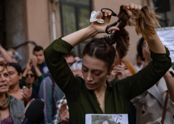 Irani instalon kamera në vende publike për të identifikuar gratë pa shami