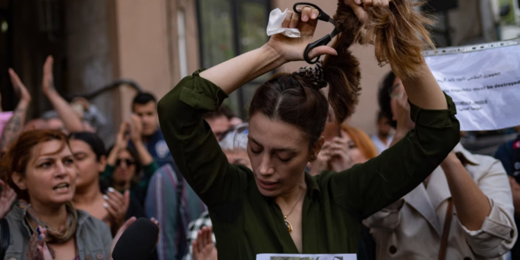 Irani instalon kamera në vende publike për të identifikuar gratë pa shami