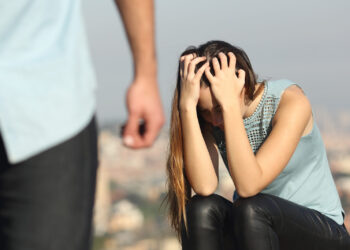 Ushtron dhunë psikike ndaj gruas dhe e dëbon nga shtëpia, burri lirohet nga policia