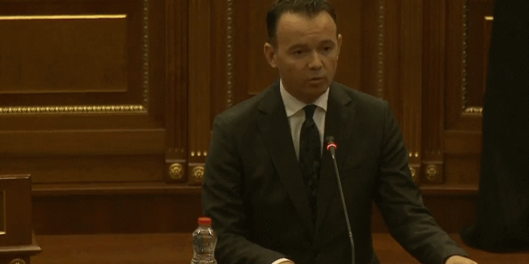 Peci thotë se për mosrespektimin e Ligjit për Duhan janë shqiptuar 230 gjoba