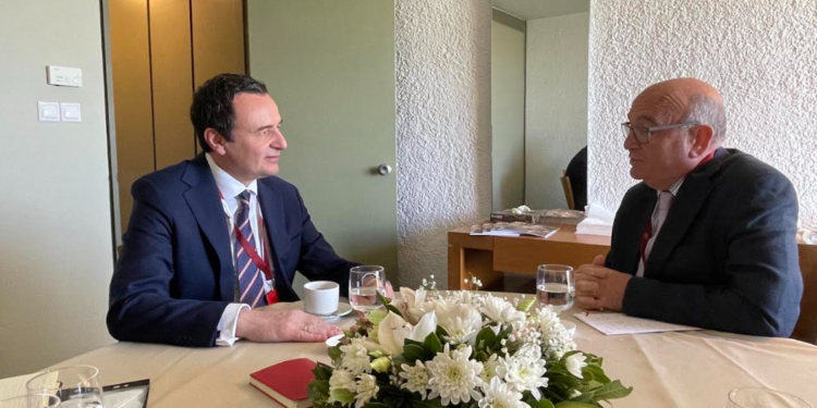 Kurti flet me emisarin britanik për “urgjencën e zbatimit të pakushtëzuar” të Marrëveshjes me Serbinë