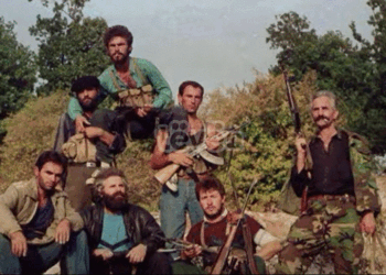 Axha i Ilaz Kodrës tregon ku është realizuar fotografia ikonike e themeluesve të UÇK-së