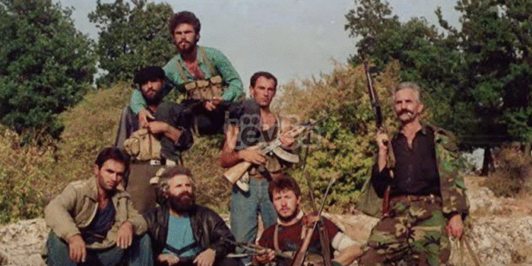 Axha i Ilaz Kodrës tregon ku është realizuar fotografia ikonike e themeluesve të UÇK-së