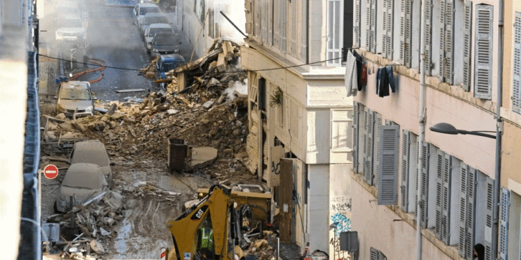 Dy të vdekur nga shembja e një ndërtese në Francë