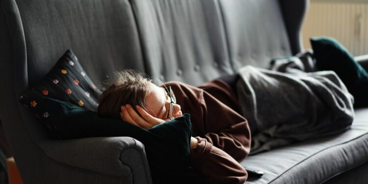 Gjumi i pasdites, i shëndetshëm apo i dëmshëm?