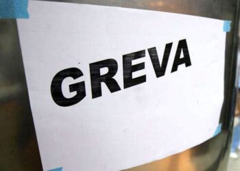 Vazhdon greva e punëtorëve teknik në spitalin e Gjakovës dhe në shkollat e Prishtinës