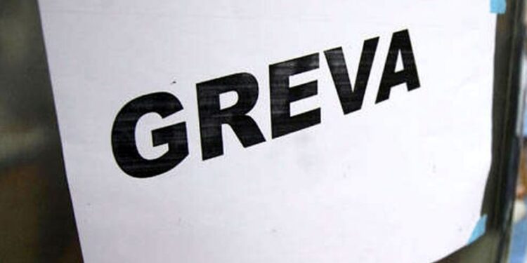 Vazhdon greva e punëtorëve teknik në spitalin e Gjakovës dhe në shkollat e Prishtinës