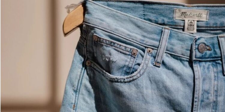 Pse të gjitha xhinset kanë një xhep të vogël?